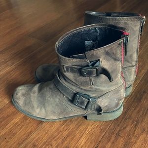 Steve Madden Short Leather Boots with Red Zipper